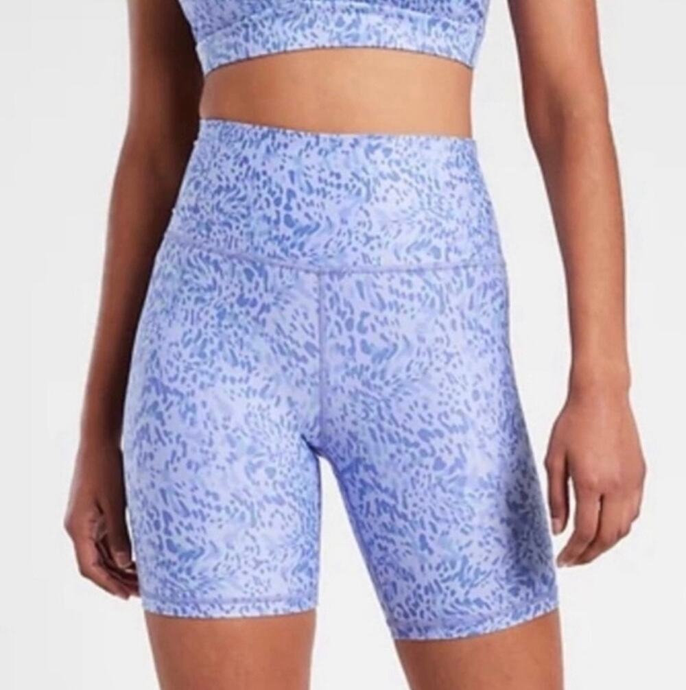 Athleta Elation Printed 7” Short in liquid petals Victorian periwinkle